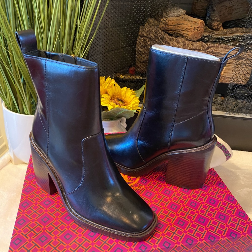 TORY BURCH HEELED ANKLE BOOT